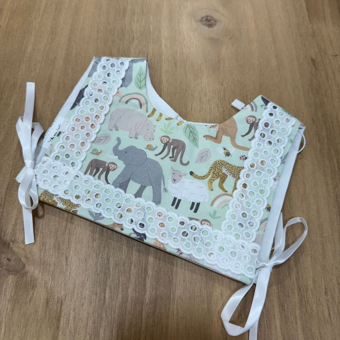 Babero/cuerpo Mauricio con tira bordada