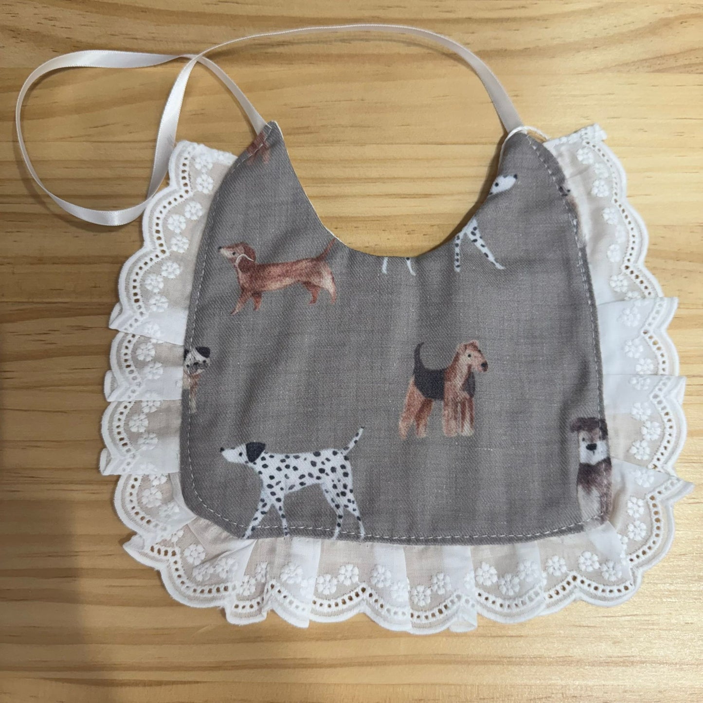 Babero Avellana con blonda