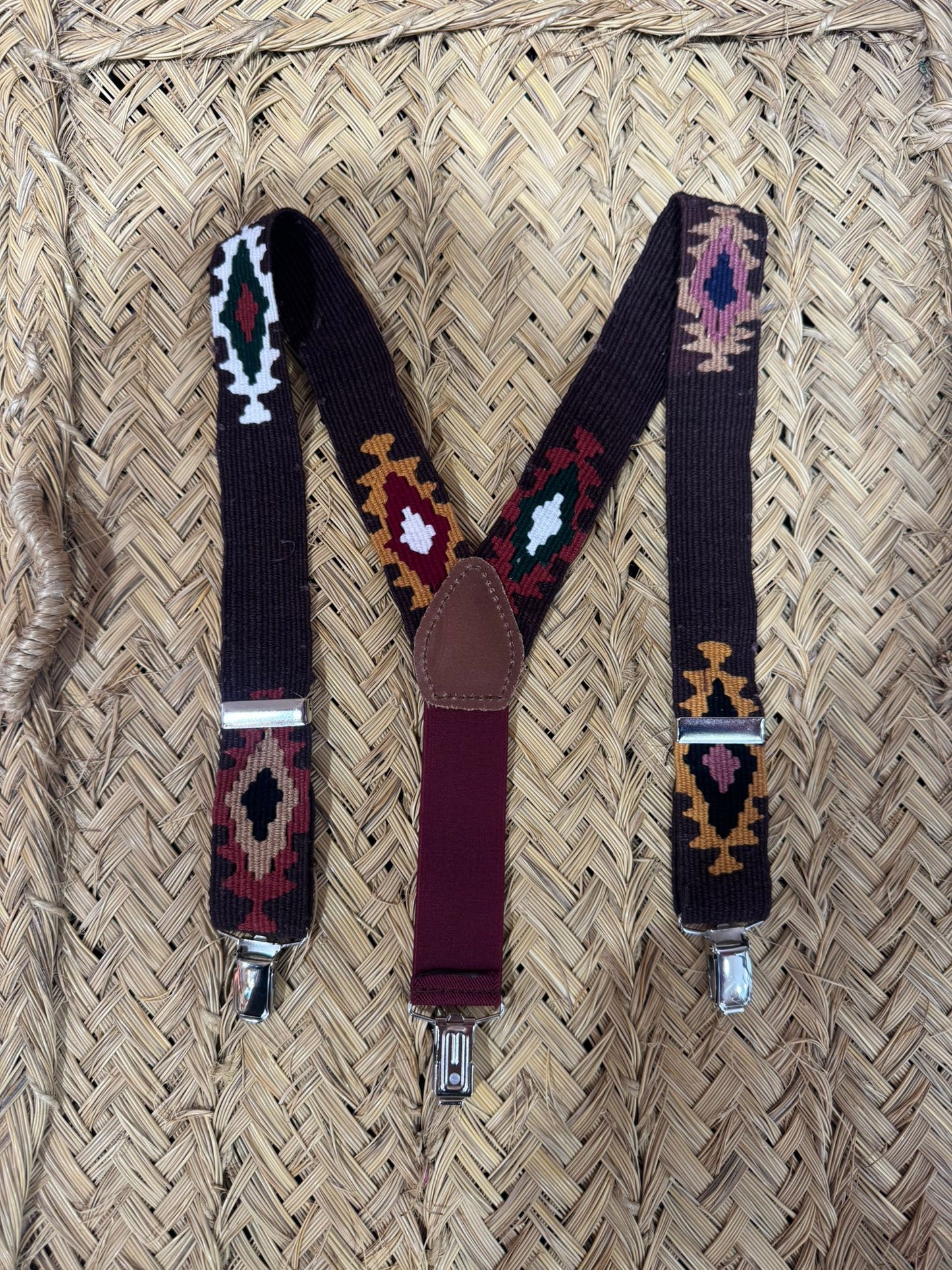 Tirantes étnicos marrones