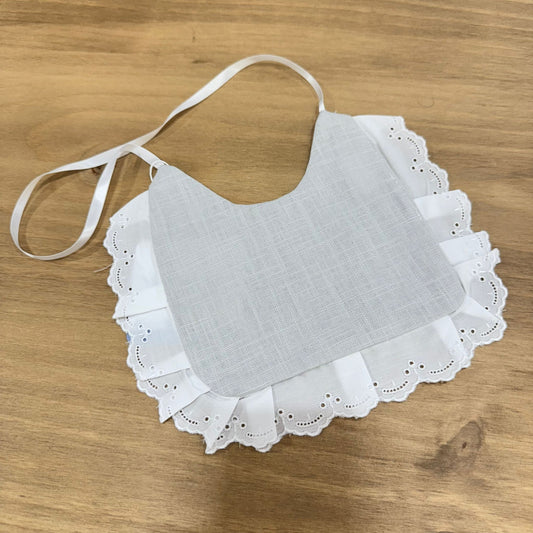 Babero lino beige con blonda.