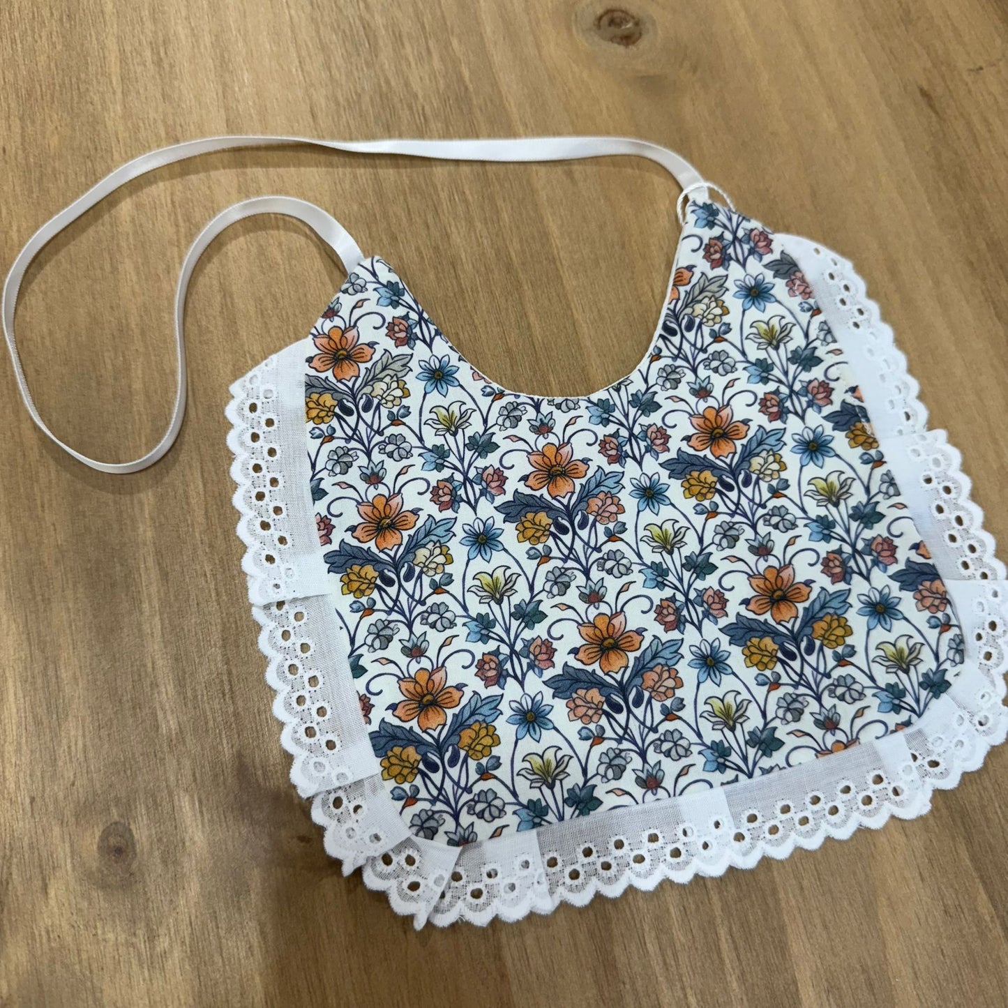 Babero Tutu y Dada con blonda.