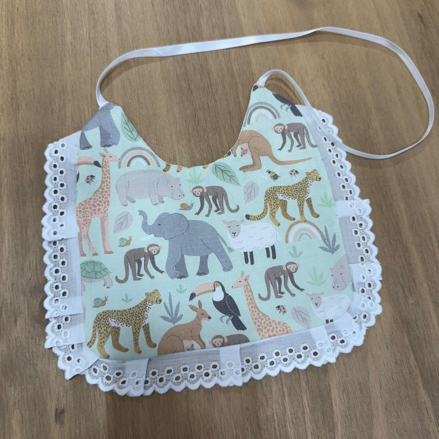 Babero mauricio con blonda.