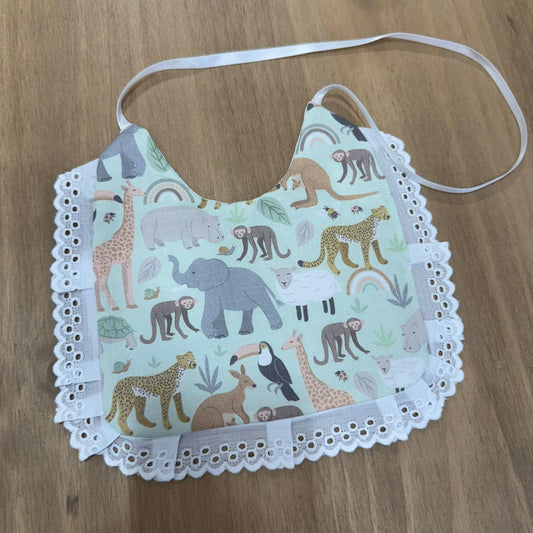 Babero mauricio con blonda.