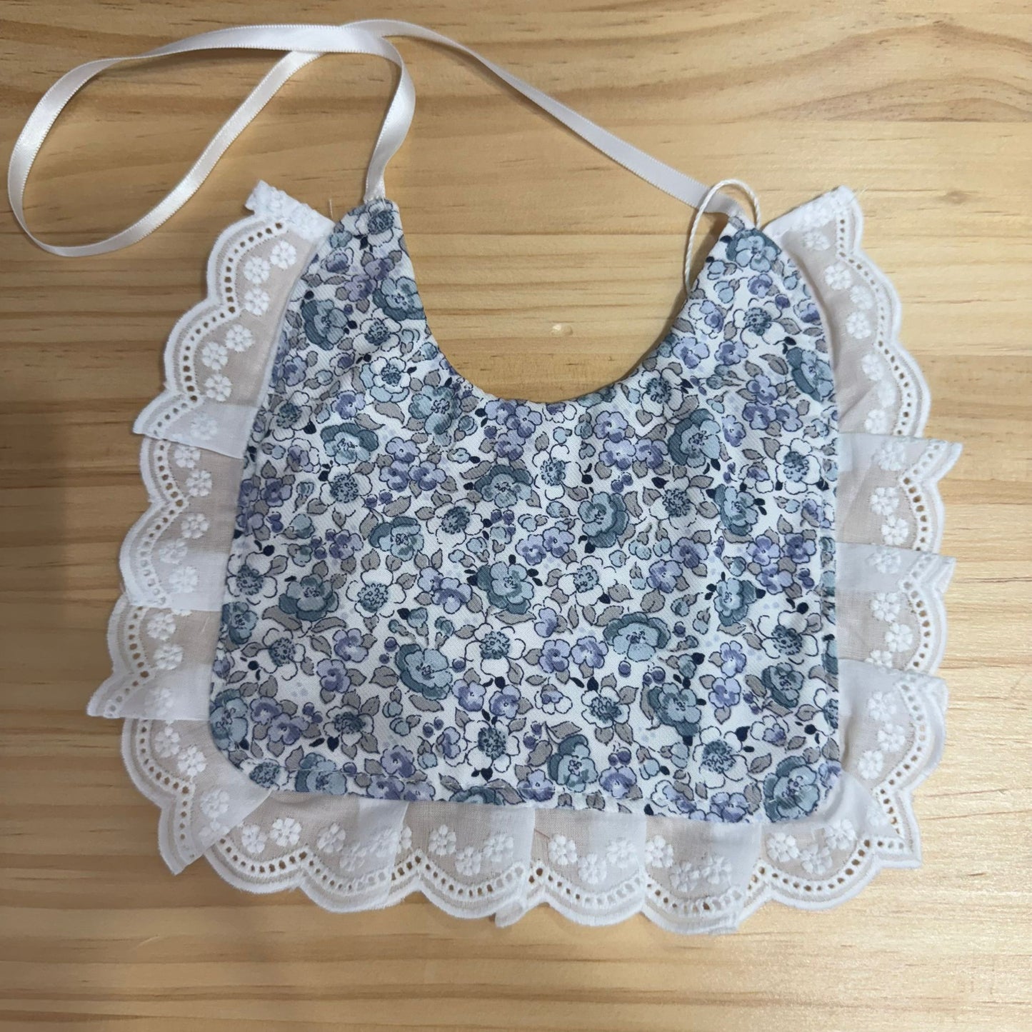 Babero Raíz con Blonda