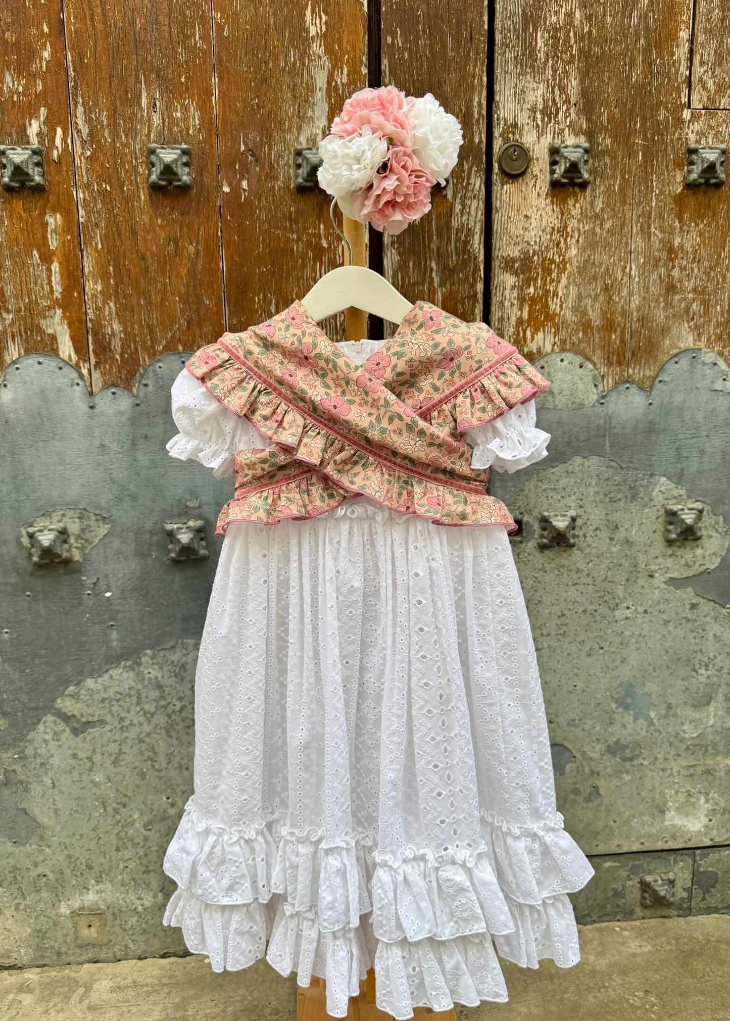 Traje de flamenca blanco perforado
