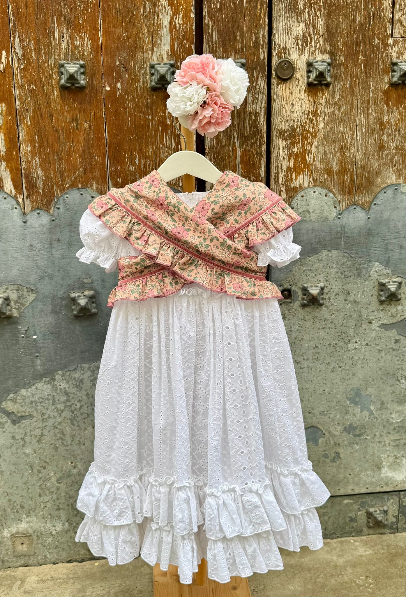Traje de flamenca blanco perforado